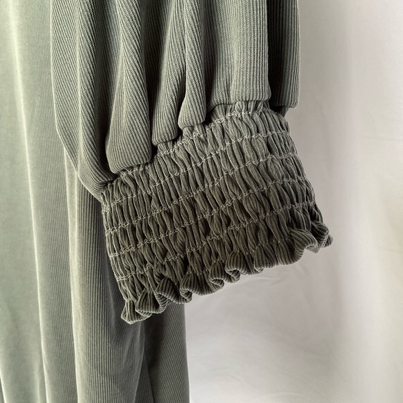 Green Envelope Los Angeles Gray Ruched Blouse - Size Small - Feminine Casual - Picture 2 of 7